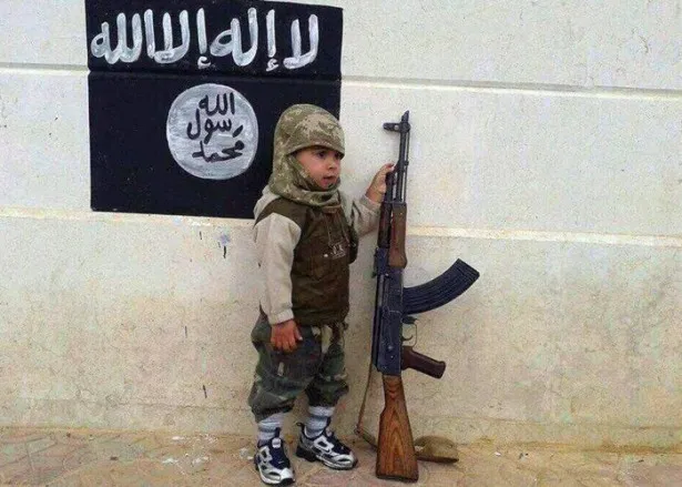 Francia planea repatriar a niños de ISIS dejando que sus madres sean juzgadas por la Administración Autónoma
