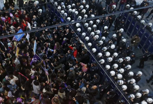 Manifestaciones en España y autoridades turcas utilizaron gas lacrimógeno