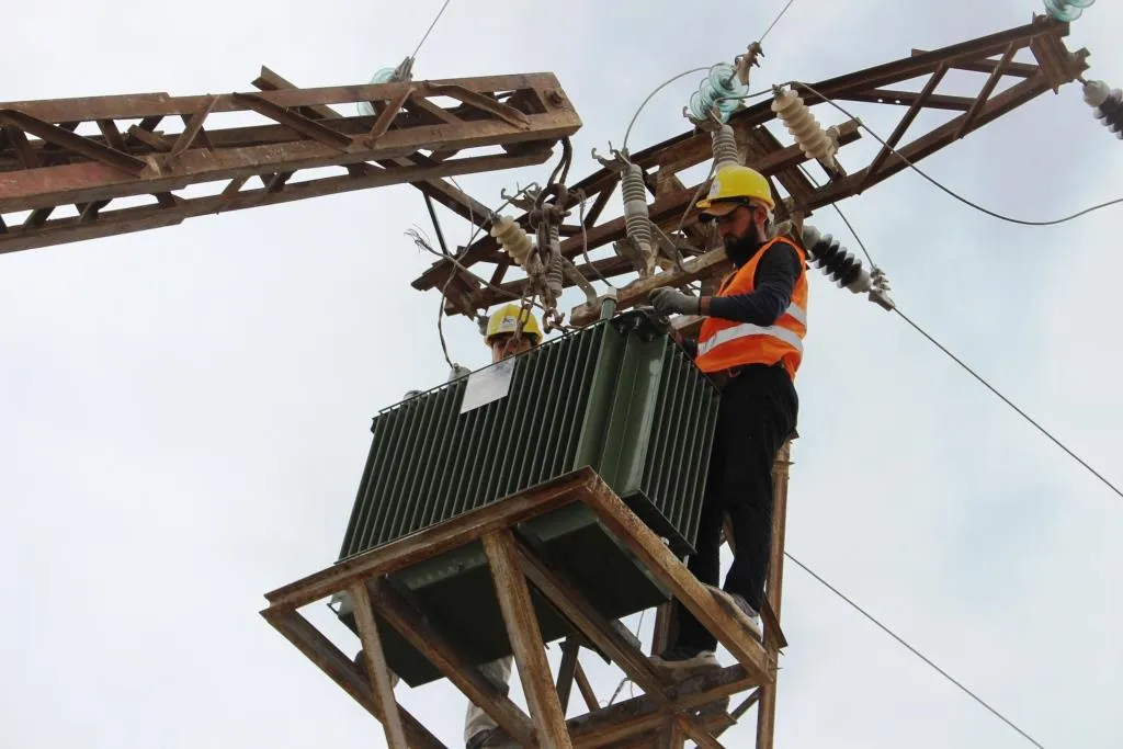 Instalación de transformador eléctrico en la campiña sur de Raqqa