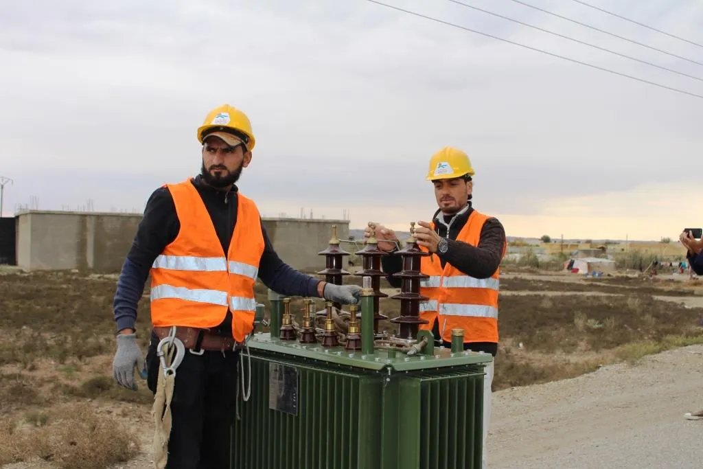 Instalación de transformador eléctrico en la campiña sur de Raqqa