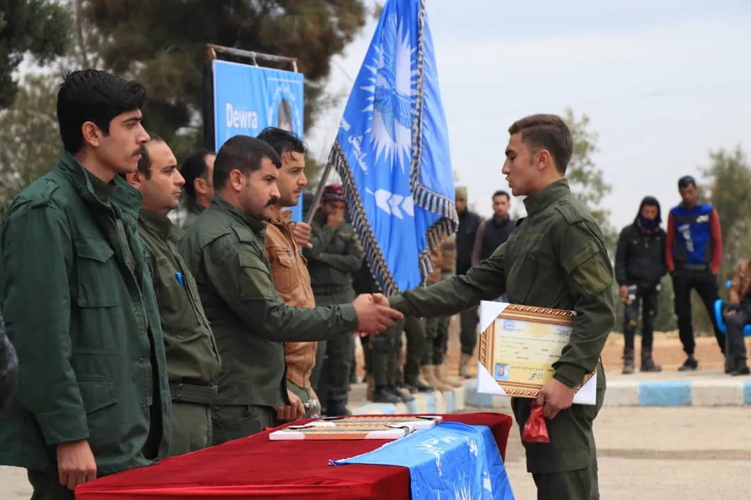 Fuerzas de seguridad interna en Manbij finalizan nuevo curso