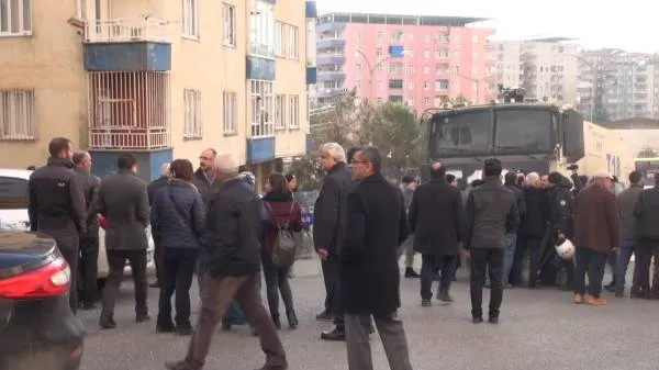 Policía de ocupación golpea a los manifestantes frente a la detención de Leyla Guven