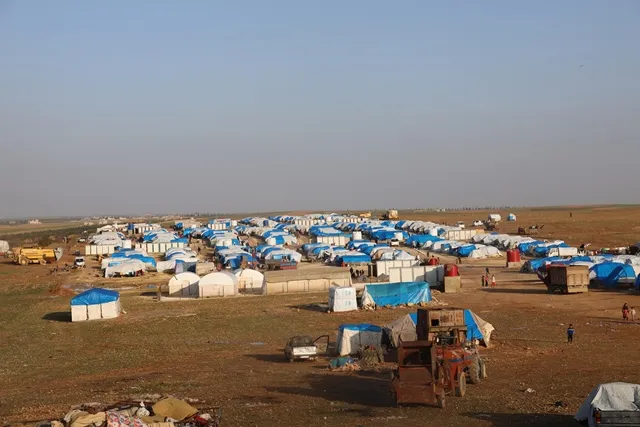 Las personas desplazadas en Manbij esperan su destino y muestran los objetivos de la ocupación turca