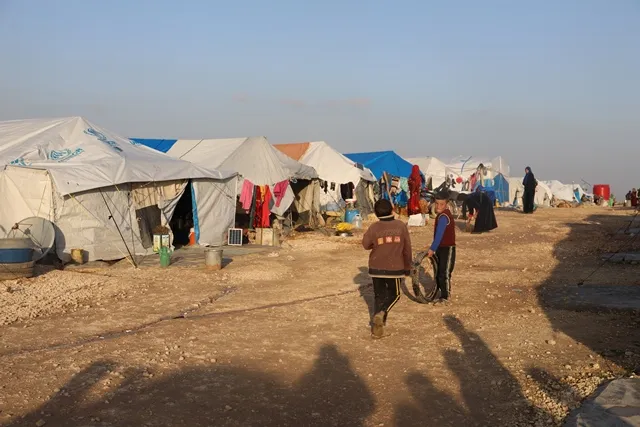 Las personas desplazadas en Manbij esperan su destino y muestran los objetivos de la ocupación turca