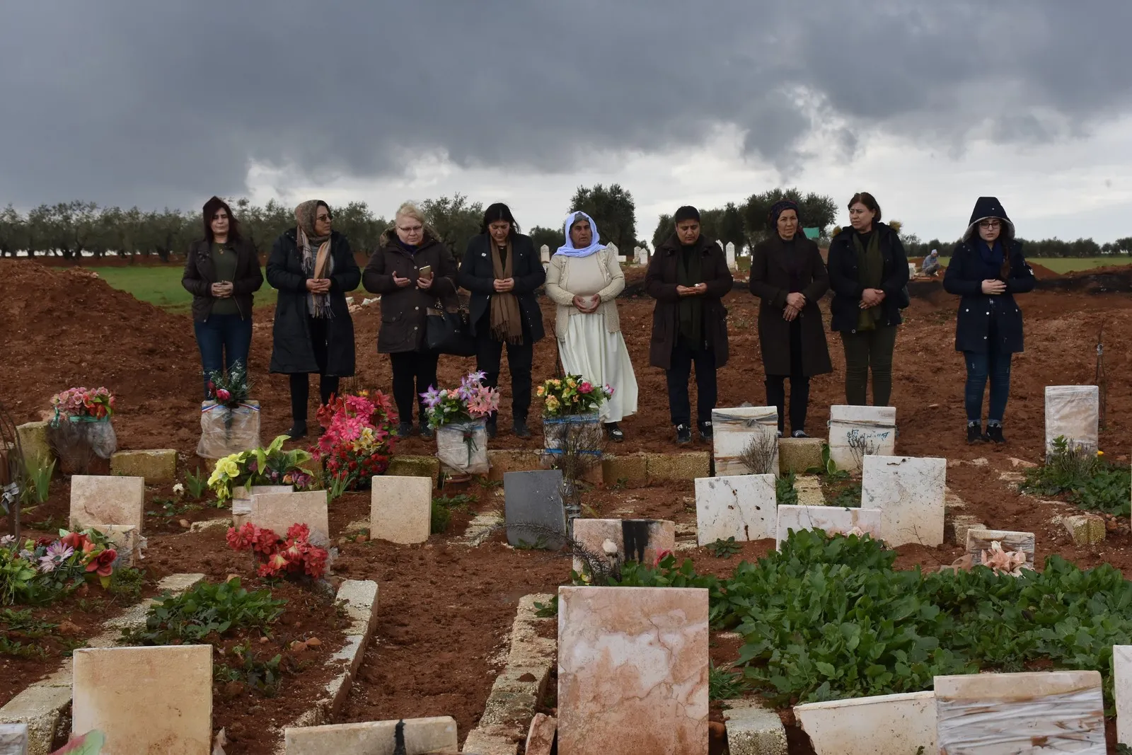Delegación de mujeres de Şengal y Alepo visitó el santuario de los mártires de la Resistencia de la Era