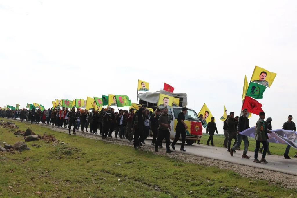 Dentro de la condena de la trama... Los jóvenes revolucionarios siguen marchando hacia Kobani