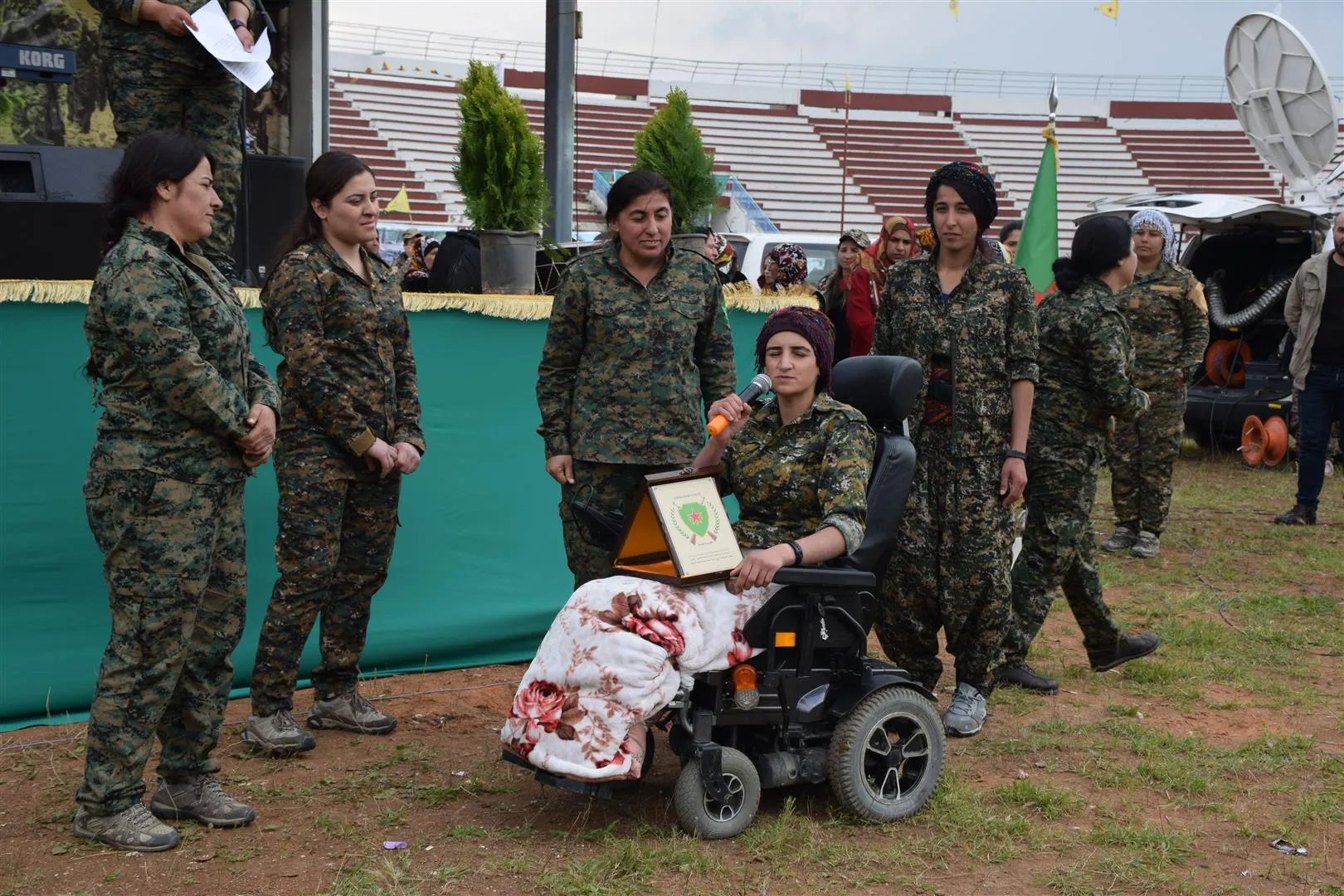 YPJ honró a un número de instituciones durante una celebración