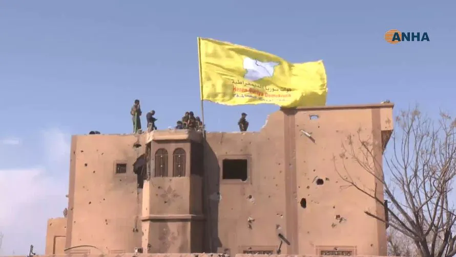 SDF alza sus banderas en al-Bagouz