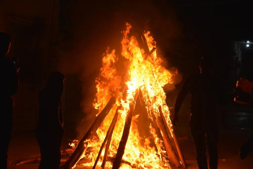 Llamas y velas de Newroz encendidas y preparaciones listas para mañana cumplir la celebración