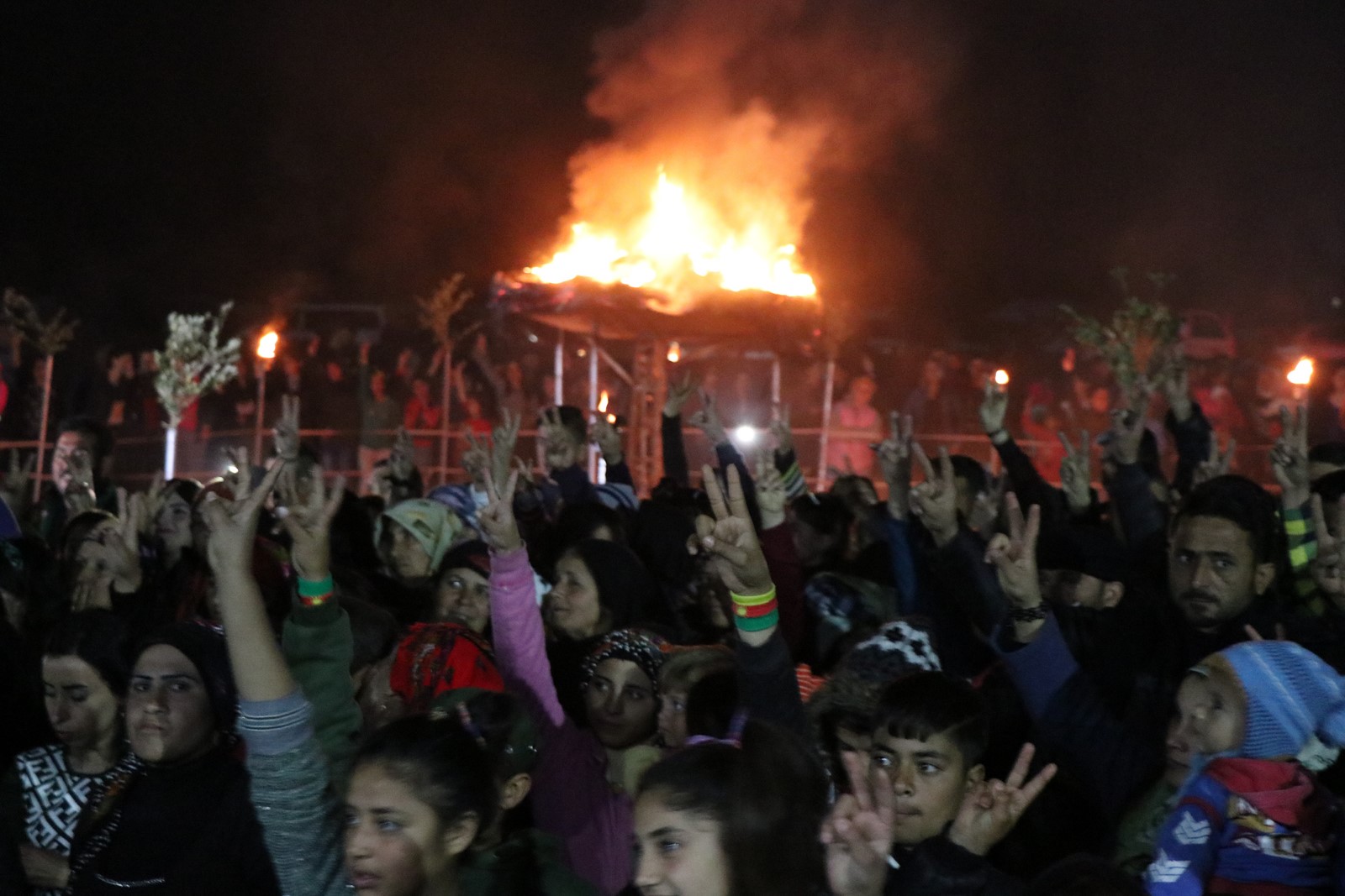 Pueblo de Afrin enciende el fuego de la libertad en la víspera de Newroz