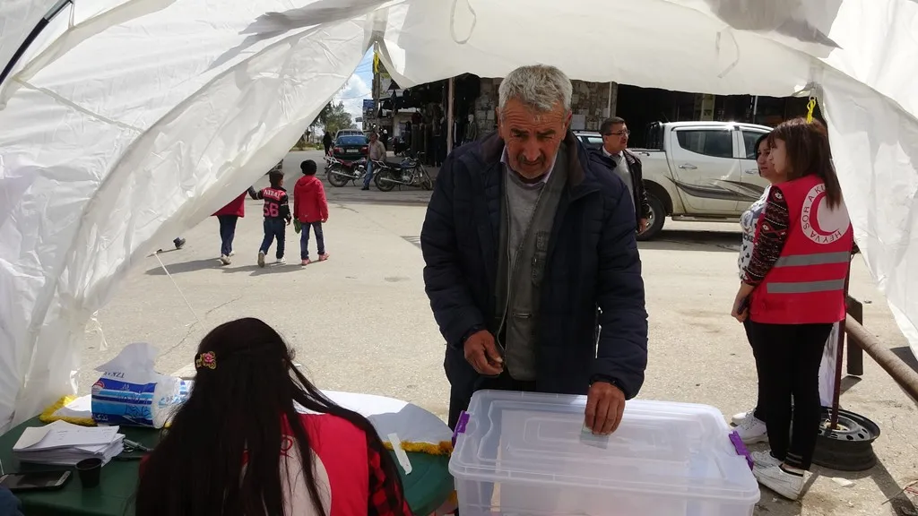 Carpa en Dêrik y una campaña de recaudación de fondos en al-Hasakah para ayudar a las víctimas de las inundaciones de Rojilat