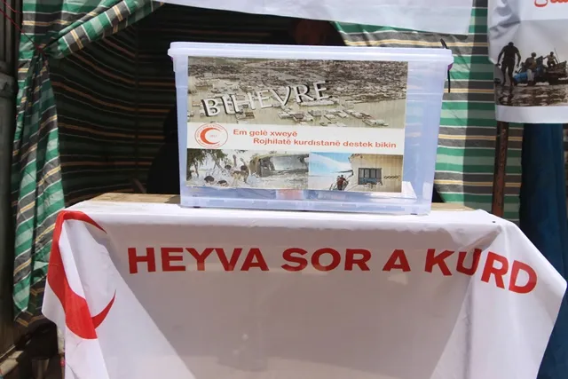 Componentes de Tirbe Spiyê donan a las víctimas de las inundaciones en el Kurdistán de Rojilat