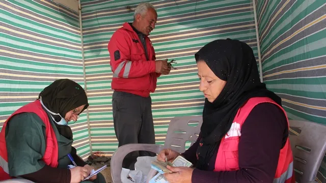 Componentes de Tirbe Spiyê donan a las víctimas de las inundaciones en el Kurdistán de Rojilat