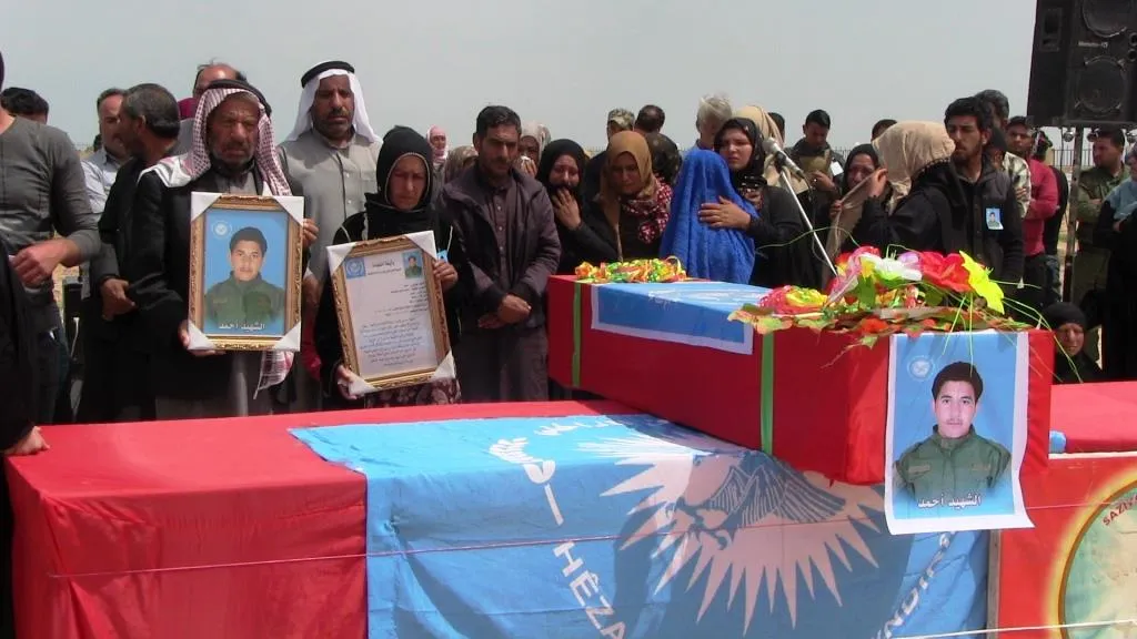 Cadáver del mártir Ahmad al-Hussein se despidió en al-Raqqa