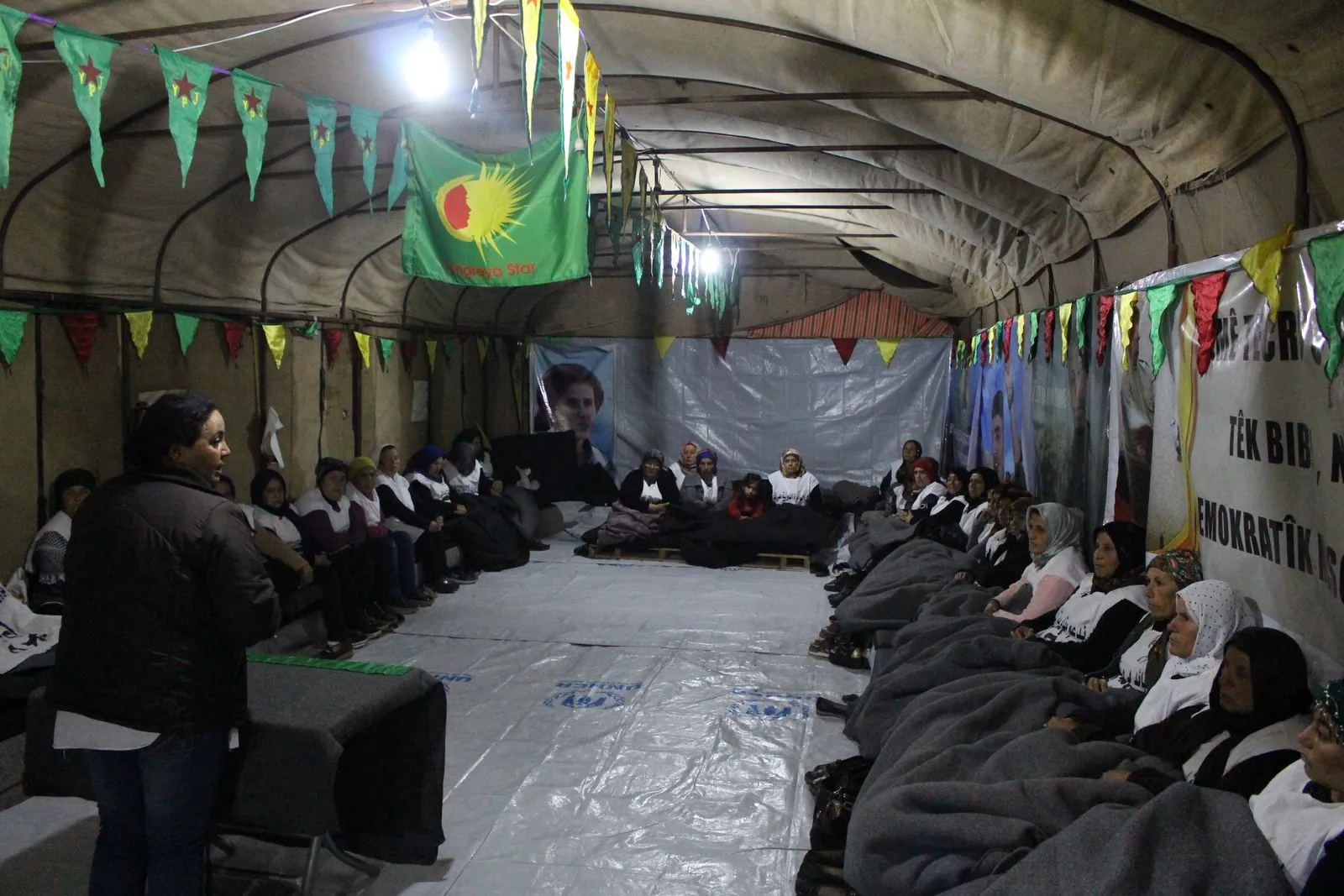 ¿Cómo pasan las mujeres de Afrin las noches bajo la carpa?
