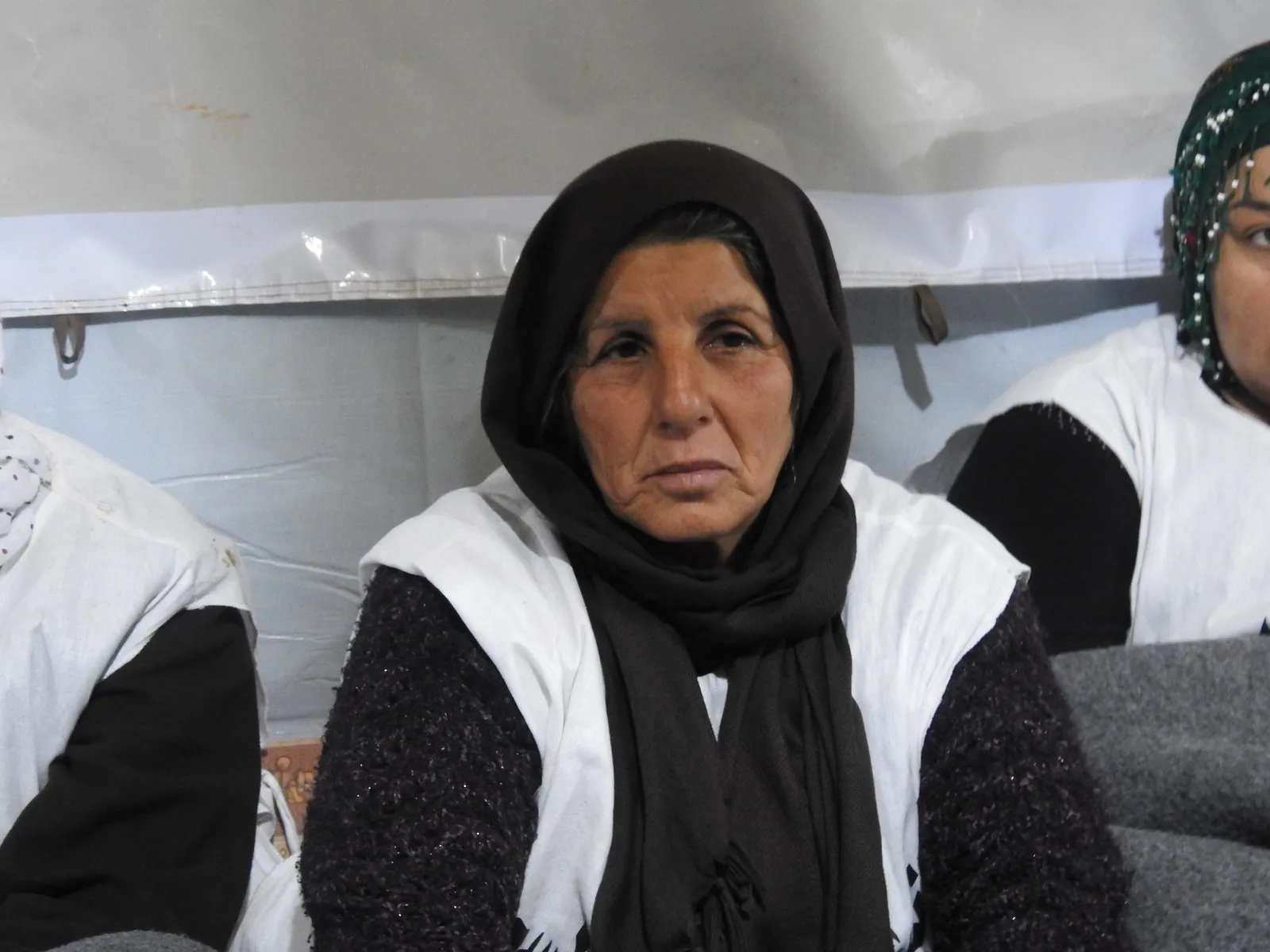 ¿Cómo pasan las mujeres de Afrin las noches bajo la carpa?