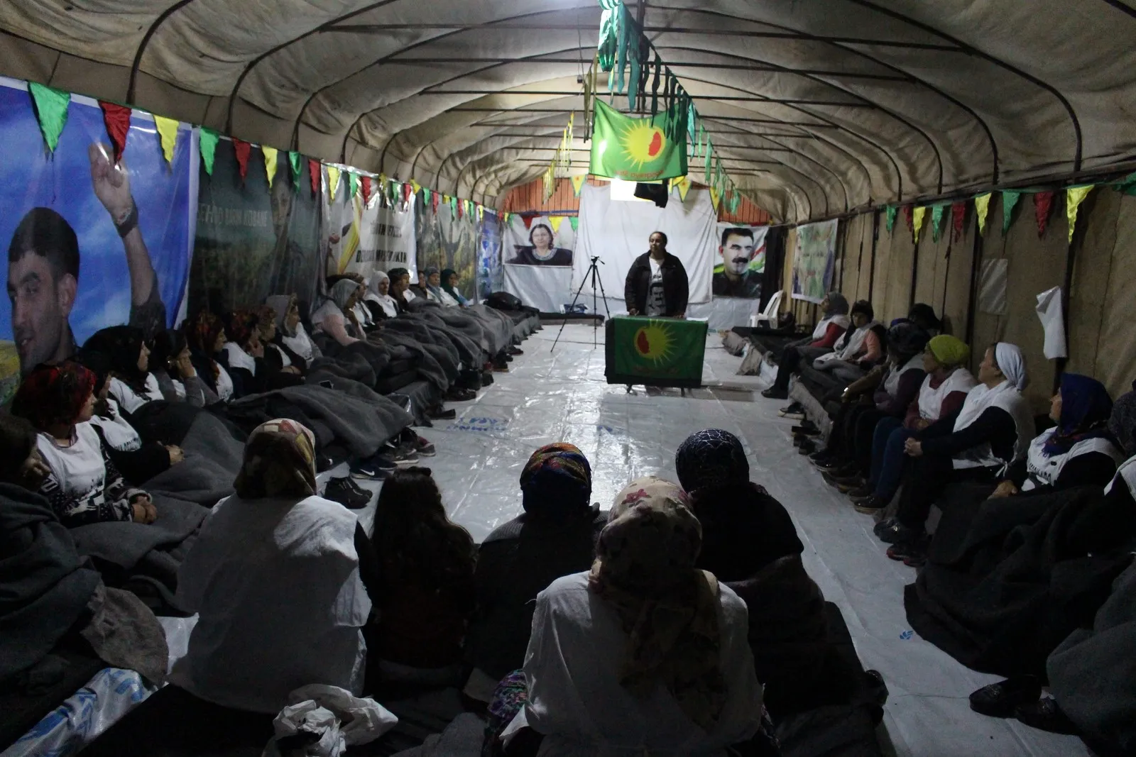 ¿Cómo pasan las mujeres de Afrin las noches bajo la carpa?