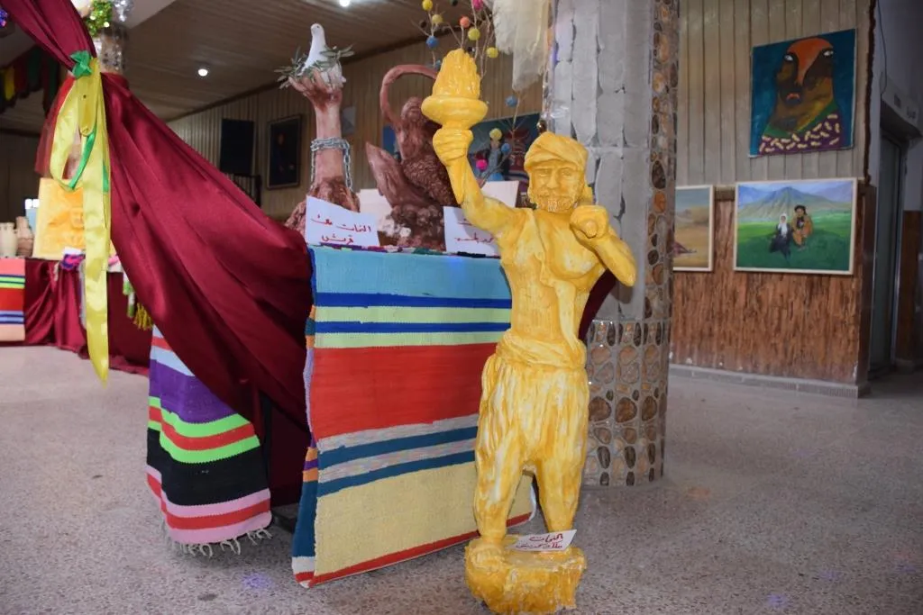 Exposición de las fotos de Ocalan en ocasión de su nacimiento inaugurada en al-Hasakah