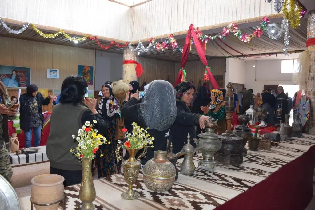 Exposición de las fotos de Ocalan en ocasión de su nacimiento inaugurada en al-Hasakah