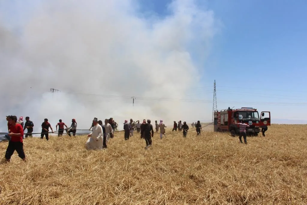 Equipos de extinción de incendios extinguen un gran incendio al este de Tel Hamis