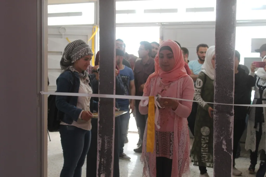 Exposición de arte de mujeres jóvenes en Manbij