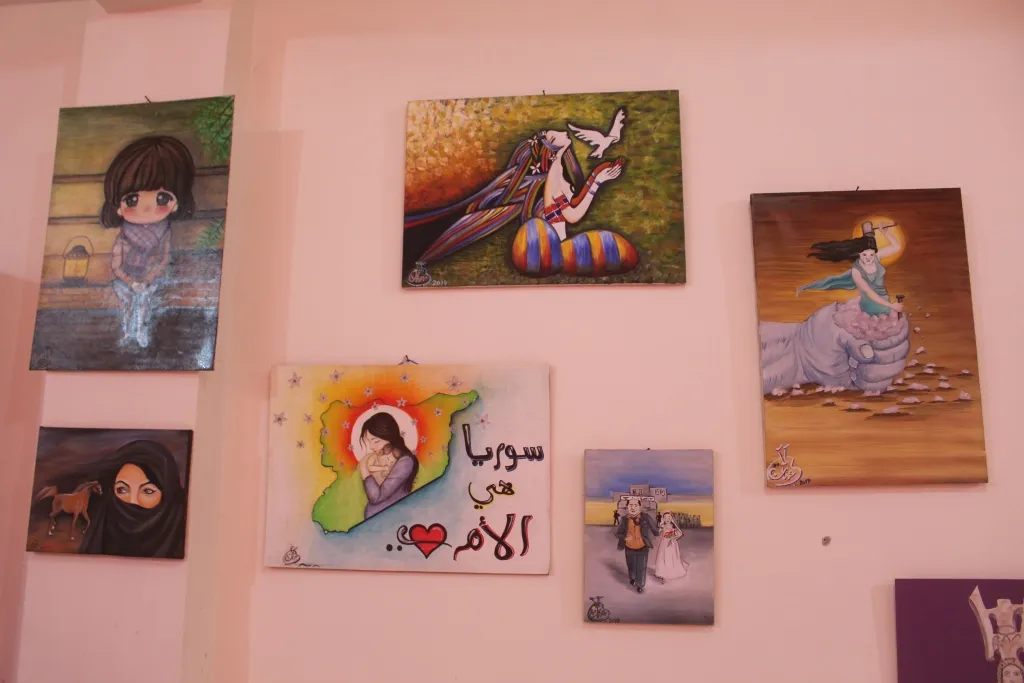 Exposición de arte de mujeres jóvenes en Manbij