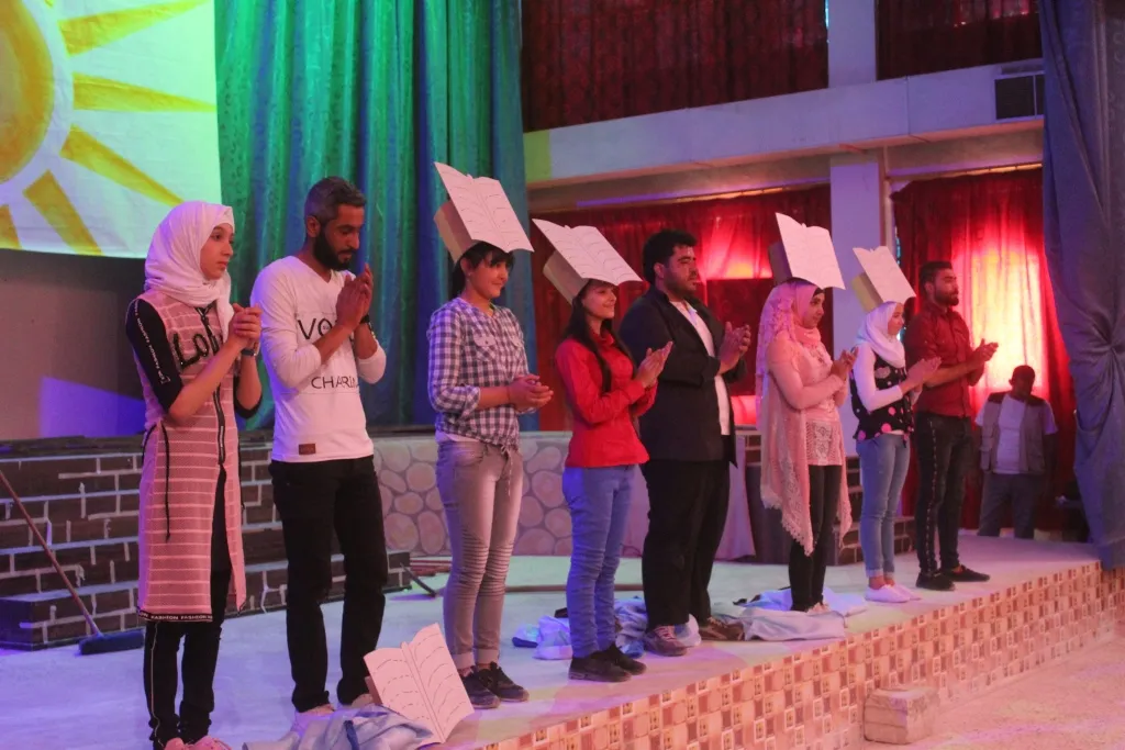 Exposición de arte de mujeres jóvenes en Manbij