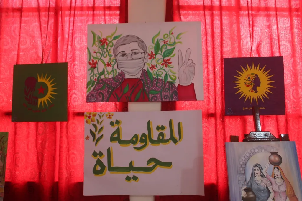 Exposición de arte de mujeres jóvenes en Manbij