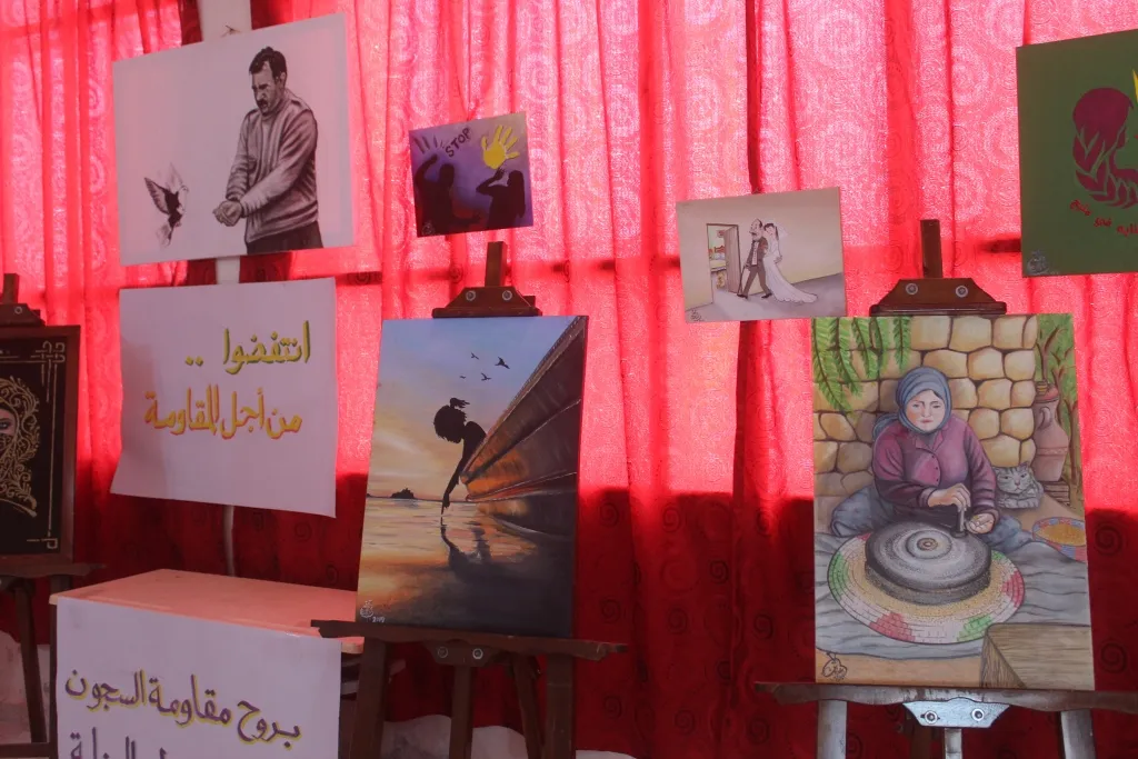 Exposición de arte de mujeres jóvenes en Manbij