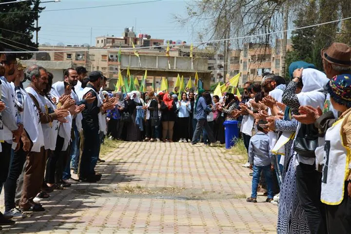 Personas de Tirbe Spiyê toman turno en la tienda de huelga de hambre