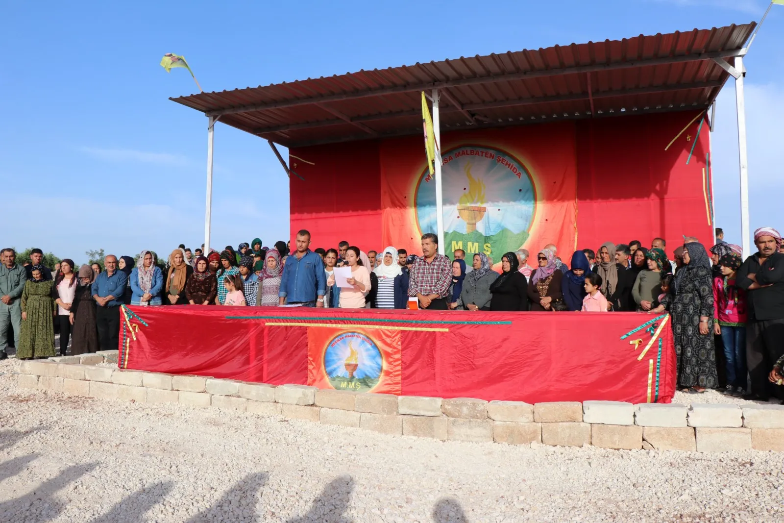 Personas de Afrin y al-Shahba comenzaron a visitar los santuarios de los mártires en Eid