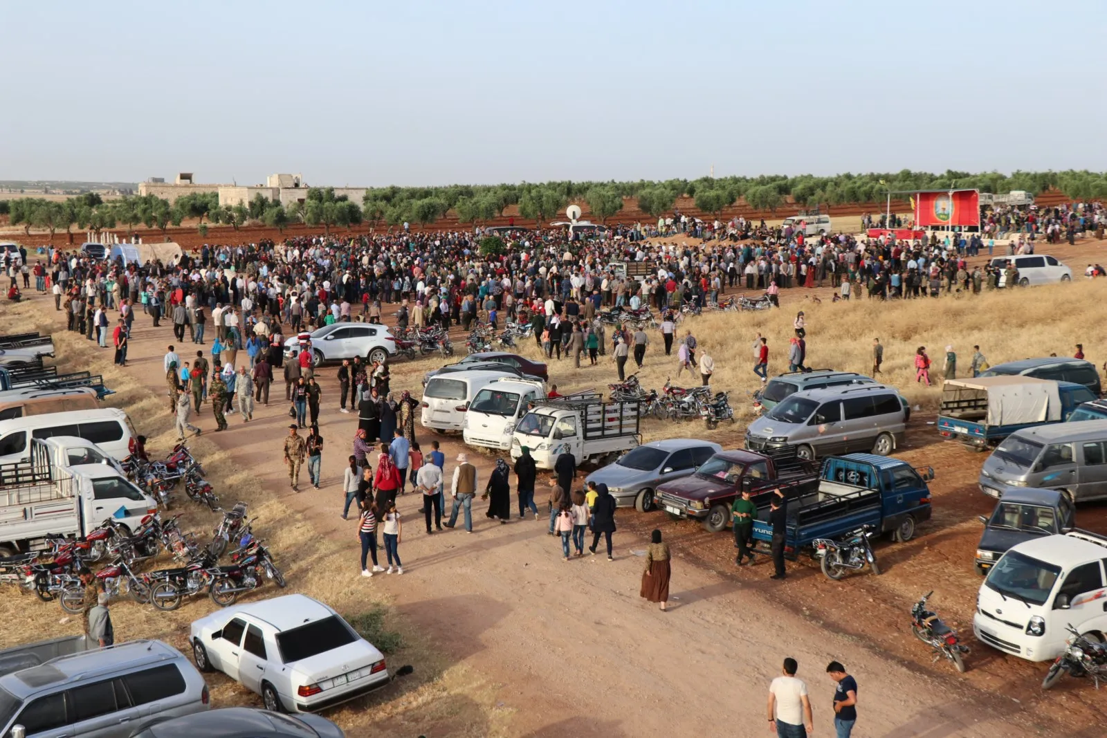 Personas de Afrin y al-Shahba comenzaron a visitar los santuarios de los mártires en Eid