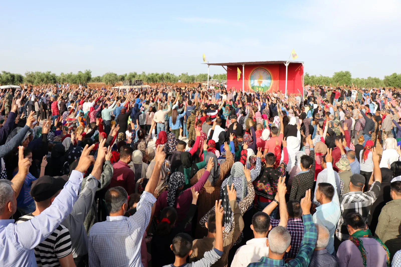 Personas de Afrin y al-Shahba comenzaron a visitar los santuarios de los mártires en Eid