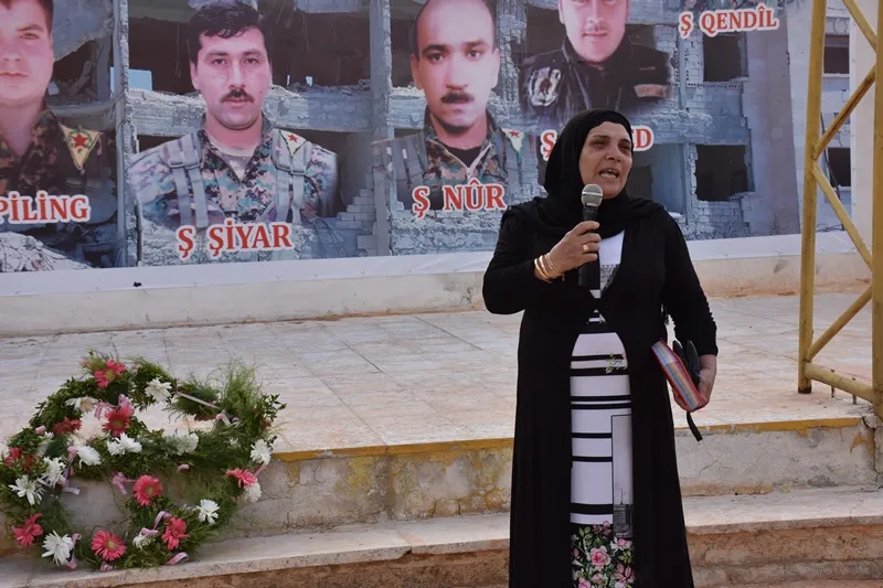 En la ocasión de Eid al-Fitr, la gente puso flores en las tumbas de los Mártires en Alepo