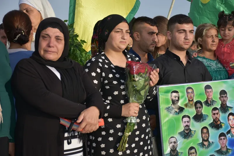 En la ocasión de Eid al-Fitr, la gente puso flores en las tumbas de los Mártires en Alepo