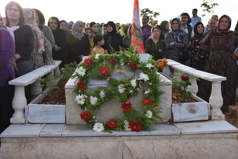En la ocasión de Eid al-Fitr, la gente puso flores en las tumbas de los Mártires en Alepo