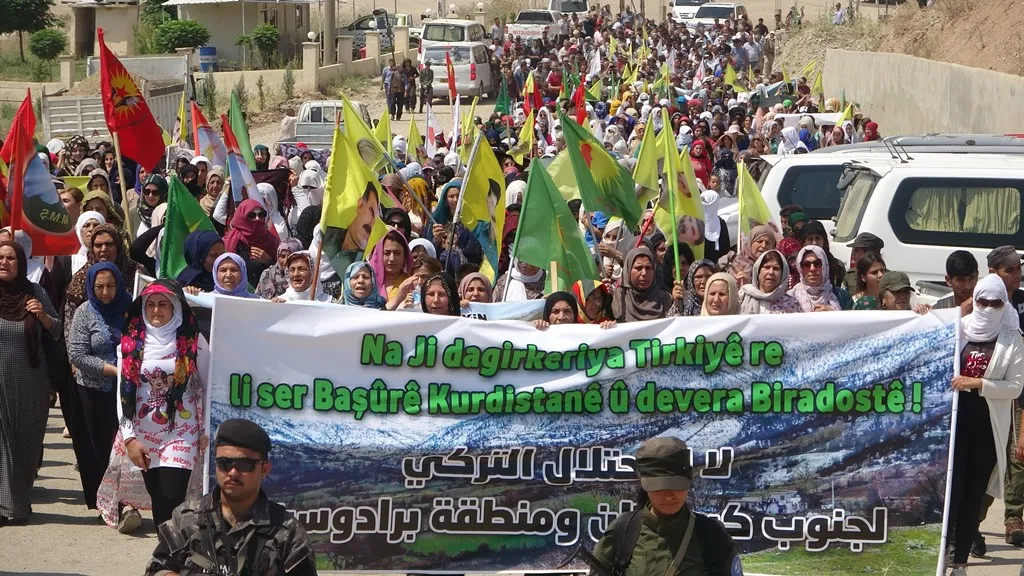 Pueblo de Derik protesta contra el bombardeo turco en el Başûr Kurdistán
