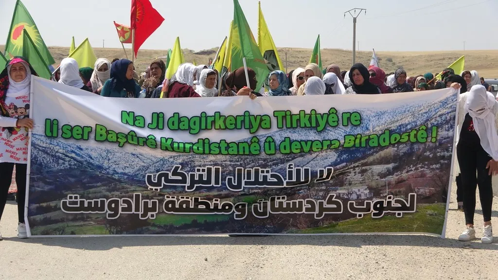 Pueblo de Derik protesta contra el bombardeo turco en el Başûr Kurdistán