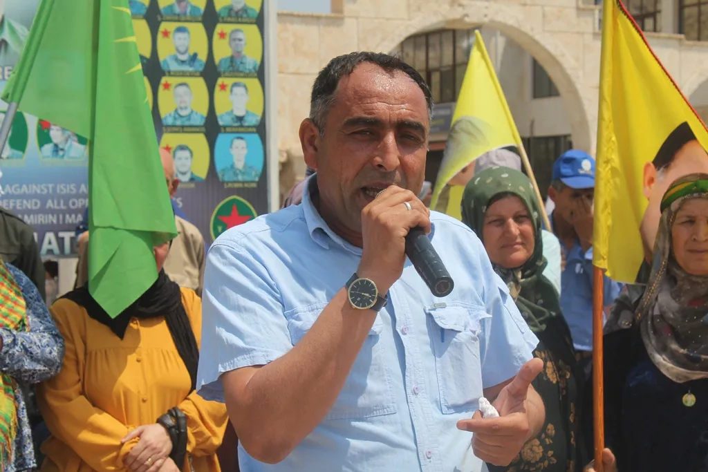 Pueblo de Derik protesta contra el bombardeo turco en el Başûr Kurdistán