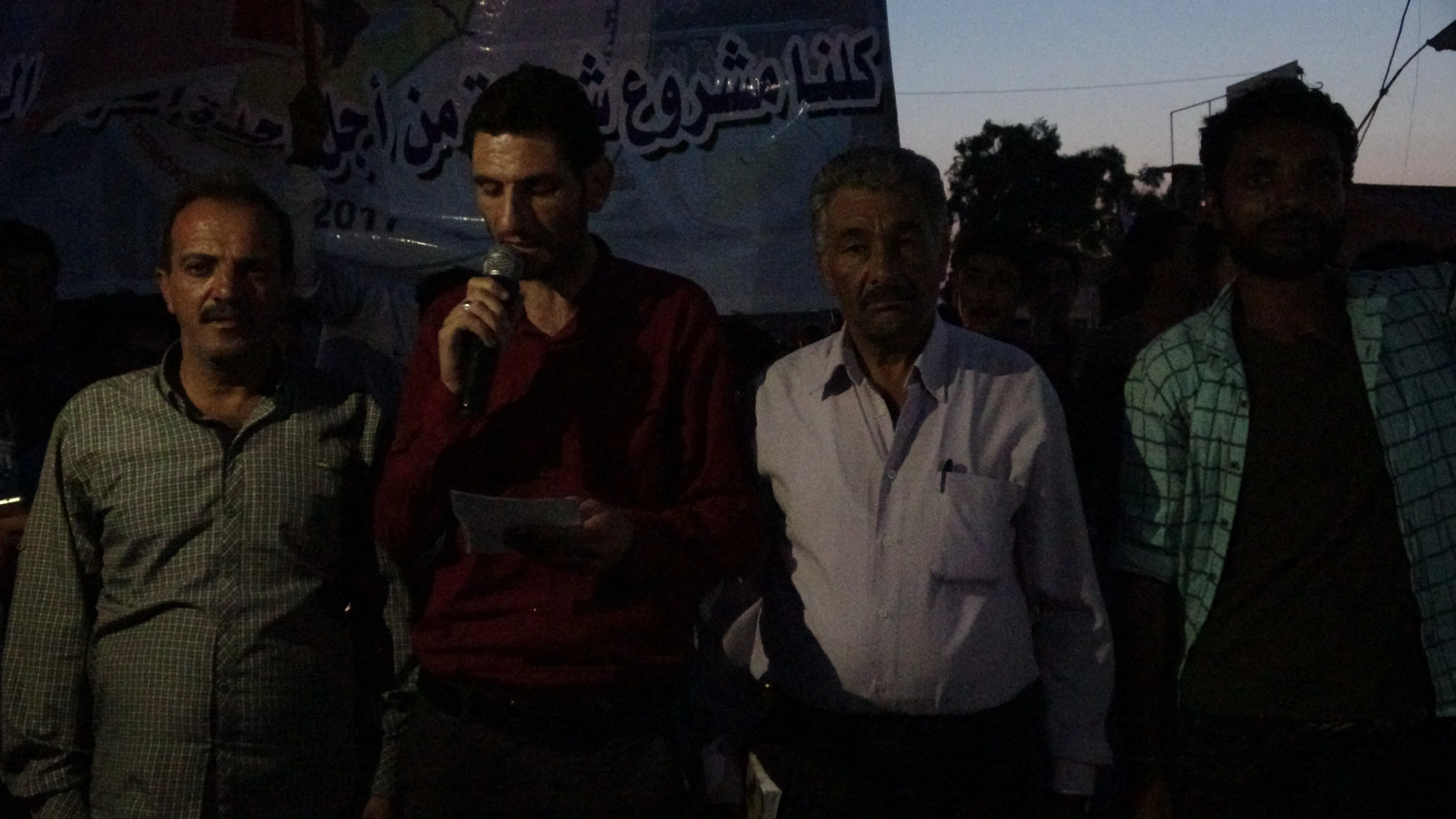 Jóvenes de al-Raqqa marchan para denunciar violaciones contra Afrin e Idlib