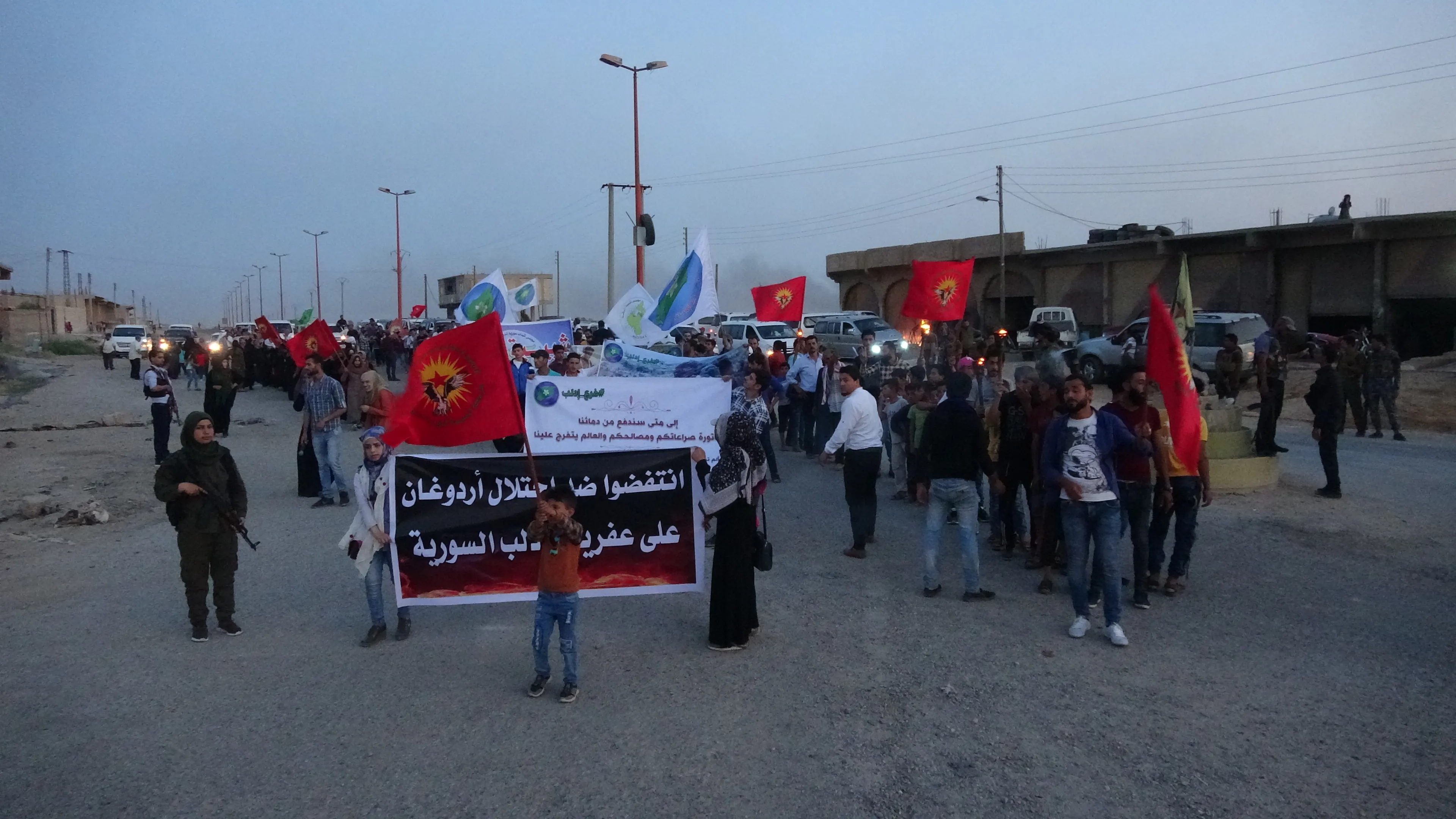 Jóvenes de al-Raqqa marchan para denunciar violaciones contra Afrin e Idlib