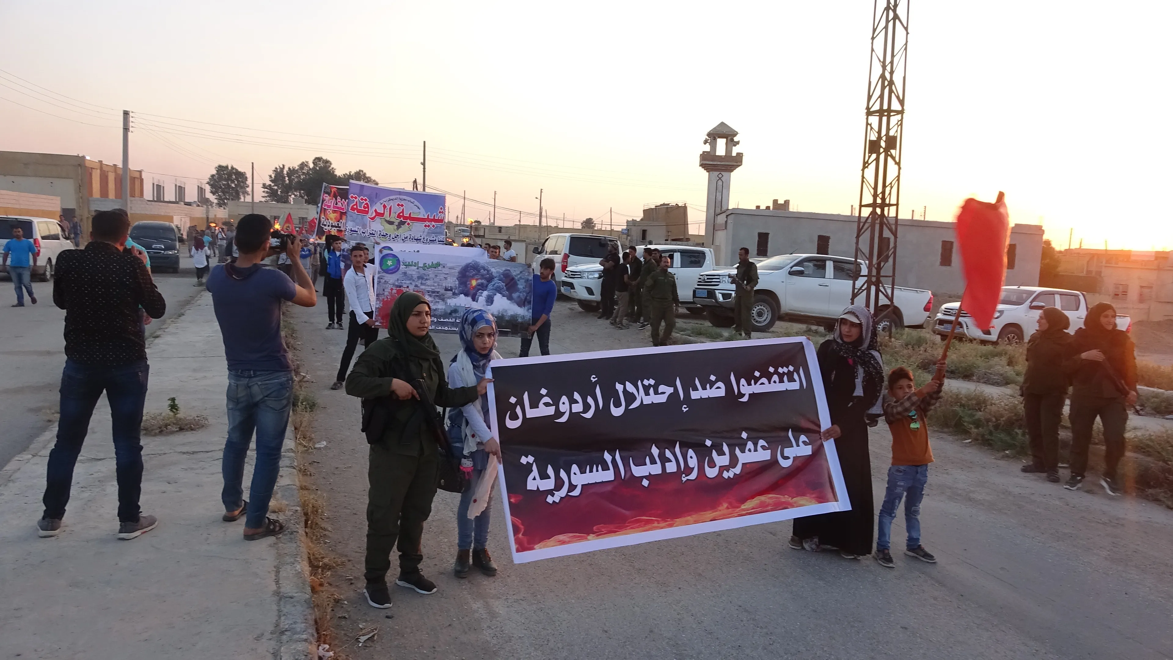 Jóvenes de al-Raqqa marchan para denunciar violaciones contra Afrin e Idlib