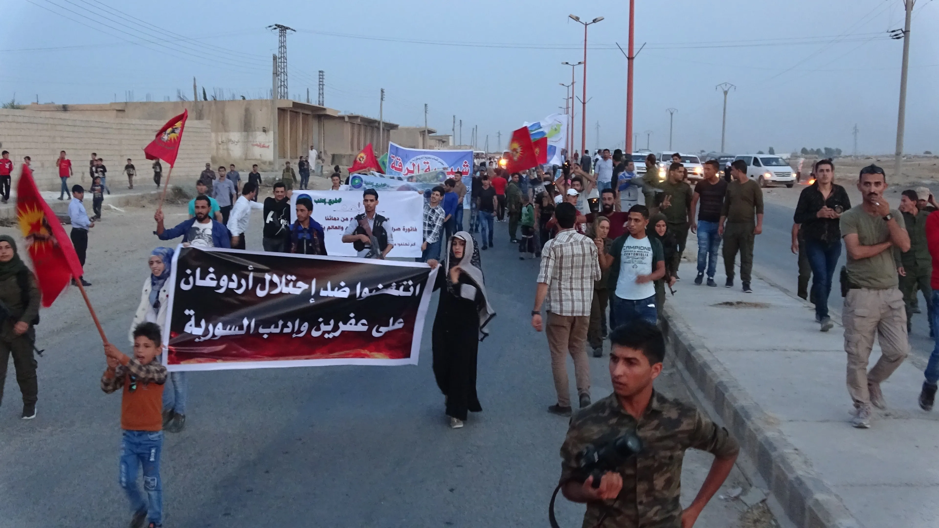 Jóvenes de al-Raqqa marchan para denunciar violaciones contra Afrin e Idlib