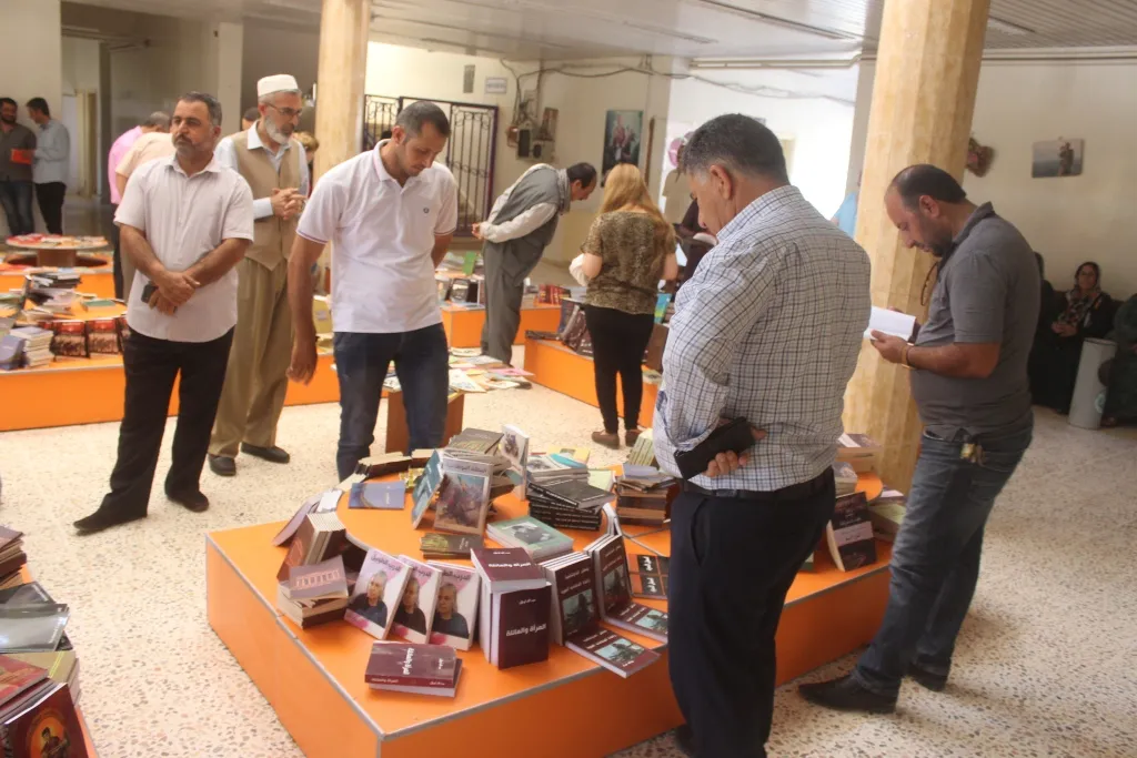 Exposición de libros abierta con 2.000 libros