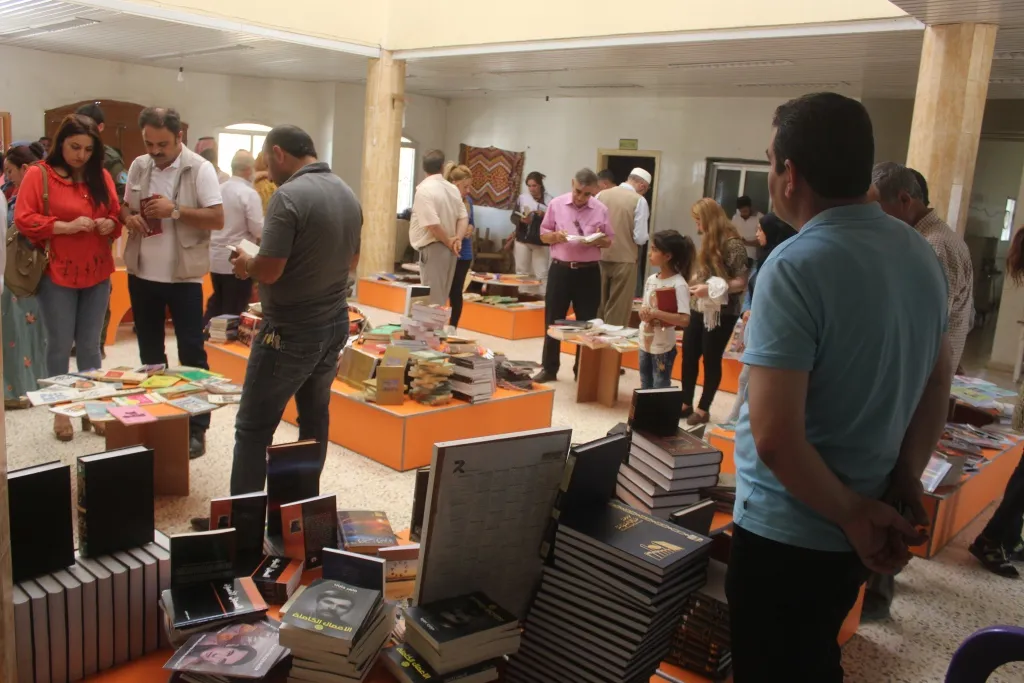 Exposición de libros abierta con 2.000 libros