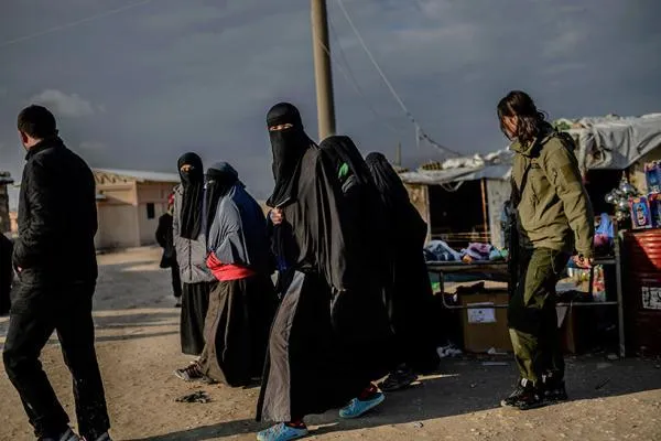 Mujeres y niños gritan "Allah Akbar" en el campamento de al-Hol mientras persisten las amenazas de Daesh