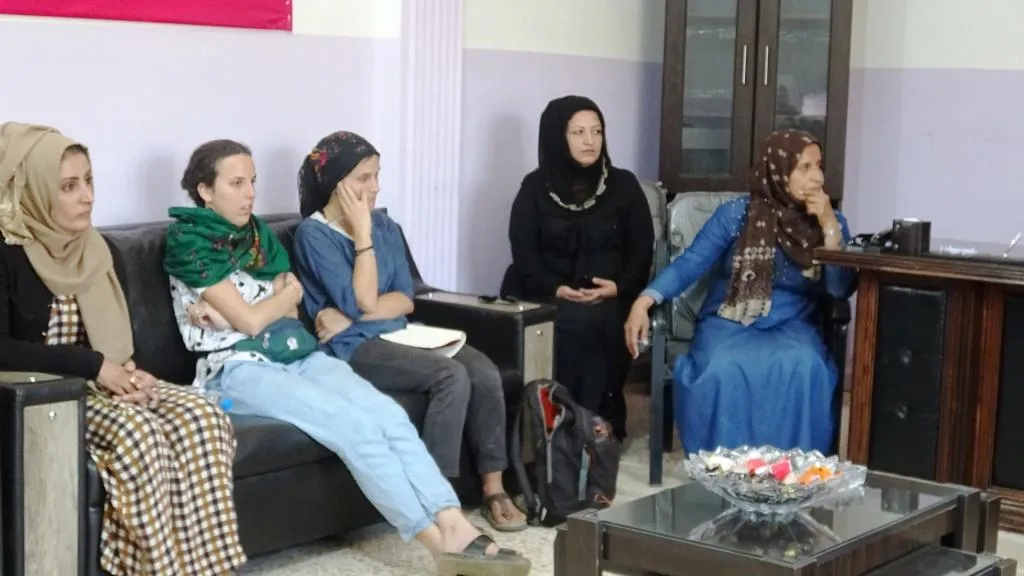 Delegación italiana de mujeres completa su gira visitando el Departamento de Mujeres en al-Raqqa.