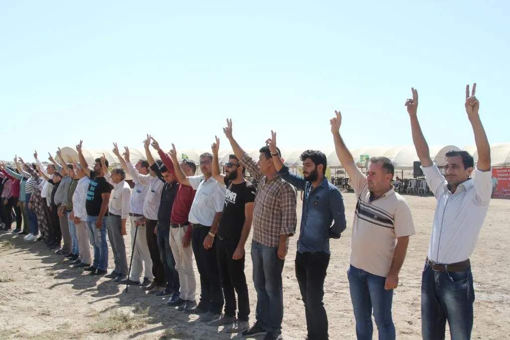 En la frontera turca... la actividad de escudos humanos en Kobani entra en su día 21