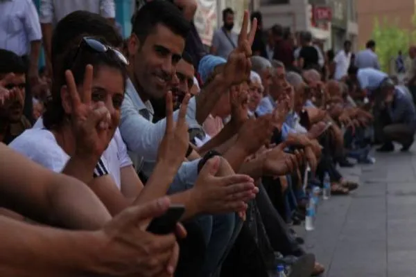 Sentadas continúan por octavo día en las ciudades del norte de Kurdistán