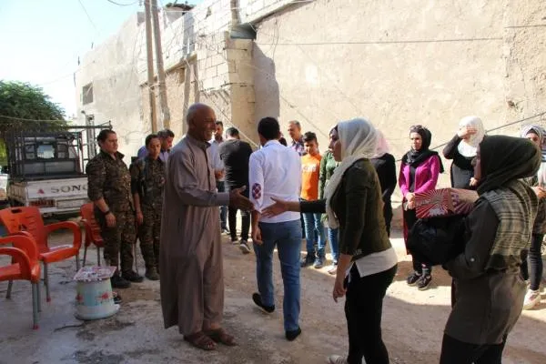 Administración civil e instituciones visitan familias de mártires en el noreste de Siria
